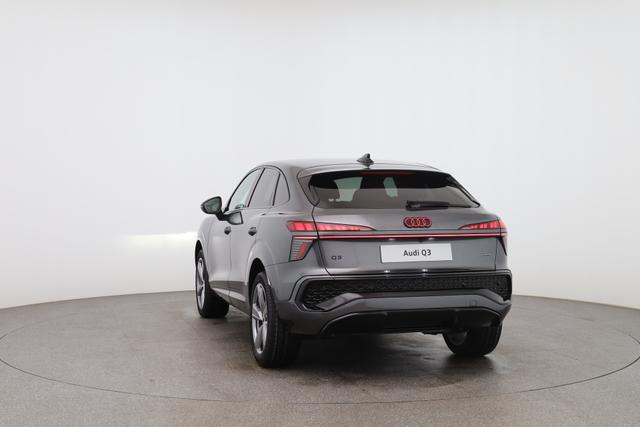 Audi Q3 Sportback Basis 2.0 TFSI quattro (Allrad) 204PS S-Tronic (Automatik), 17" Alufelgen, Elektr. Heckklappe, MMI Navigation plus, Sitzheizung, 3-Zonen-Klimaautomatik, Parksensoren vorn/hinten, M-Lederlenkrad, Tempomat, Virtual Cockpit 