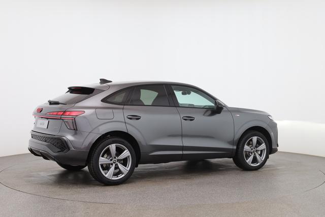 Audi Q3 Sportback Basis 2.0 TFSI quattro (Allrad) 204PS S-Tronic (Automatik), 17" Alufelgen, Elektr. Heckklappe, MMI Navigation plus, Sitzheizung, 3-Zonen-Klimaautomatik, Parksensoren vorn/hinten, M-Lederlenkrad, Tempomat, Virtual Cockpit 