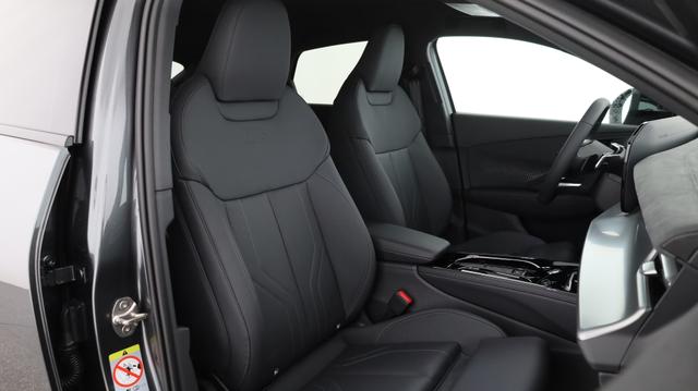 Audi Q3 Sportback Basis 2.0 TFSI quattro (Allrad) 204PS S-Tronic (Automatik), 17" Alufelgen, Elektr. Heckklappe, MMI Navigation plus, Sitzheizung, 3-Zonen-Klimaautomatik, Parksensoren vorn/hinten, M-Lederlenkrad, Tempomat, Virtual Cockpit 