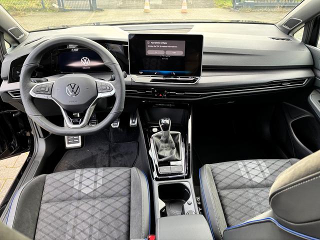 Volkswagen Golf LIFE 1.5 eTSI (Mild-Hybrid) 150PS DSG (AUTOMATIK), WINTERPAKET, 16" Alu, Adaptiver Tempomat ACC, Sicht-Paket, Digital Cockpit Pro, LED-Scheinwerfer, Radio Composition 10,3" + Wireless App-Connect, Parksensoren vorne und hinten, Climatronic, M-Lederlenkrad, 