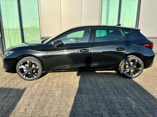 Cupra Leon - Basis 1.5 TSI 150PS 6-Gang, 5 Jahre Garantie, SCHWARZ-METALLIC, EDGE-PAKET, WINTER-PAKET, 18" Alufelgen, Voll-LED-Scheinwerfer, 3Z-Climatronic, ACC/Tempomat, Digitales Cockpit, Full Link, Parksensoren v/h, Privacy-Glas, Multifunktions-Lederlenkrad