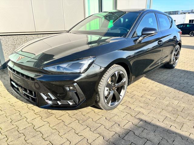 Cupra Leon - Basis 1.5 TSI 150PS 6-Gang, 5 Jahre Garantie, SCHWARZ-METALLIC, EDGE-PAKET, WINTER-PAKET, 18" Alufelgen, Voll-LED-Scheinwerfer, 3Z-Climatronic, ACC/Tempomat, Digitales Cockpit, Full Link, Parksensoren v/h, Privacy-Glas, Multifunktions-Lederlenkrad