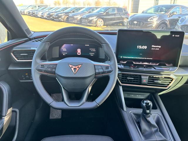 Cupra Leon Basis 1.5 TSI 150PS 6-Gang, 5 Jahre Garantie, SCHWARZ-METALLIC, EDGE-PAKET, WINTER-PAKET, 18" Alufelgen, Voll-LED-Scheinwerfer, 3Z-Climatronic, ACC/Tempomat, Digitales Cockpit, Full Link, Parksensoren v/h, Privacy-Glas, Multifunktions-Lederlenkrad 