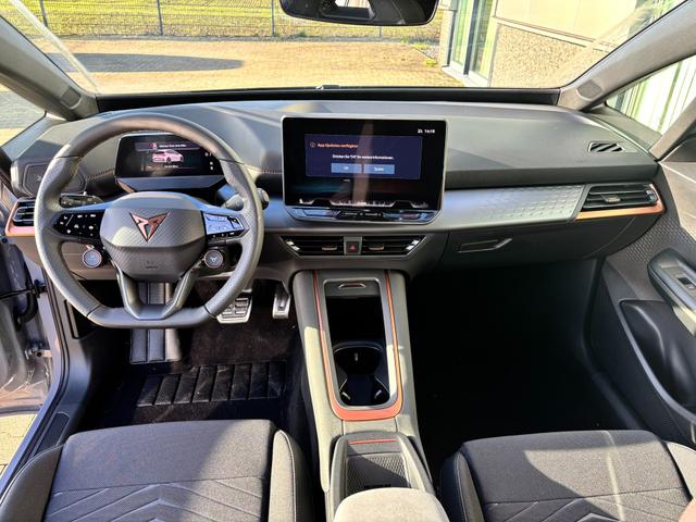 Cupra Born Basis 60 kWh, Systemleistung: 204PS, Reichweite WLTP: 428 km, 5 Jahre Garantie, 19"Alu, Climatronic, Winterpaket, Abgedunkelte Scheiben, NAVI 12,9", ACC, 360&deg; Kamera, Parkassistent inkl. PDC v/h, KESSY, Alarm, M-Lederlenkrad beheizt, Voll-LED-Scheinwerfer 