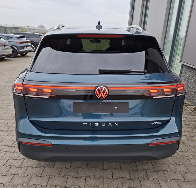 Volkswagen Tiguan LIFE 1.5 eTSI 150PS DSG, Blau-Metallic, 18" Alu NAPOLI, LED-PLUS-SCHEINWERFER, ELEKTR. HECKKLAPPE, KEYLESS ACCESS, PRIVACY-GLAS, DACHRELING, WINTER-PAKET, ACC, Park Assist, Parksensoren, Kamera, 3-Zonen-Climatronic, Radio/Wireless App-Connect, Digitales Cockpi 