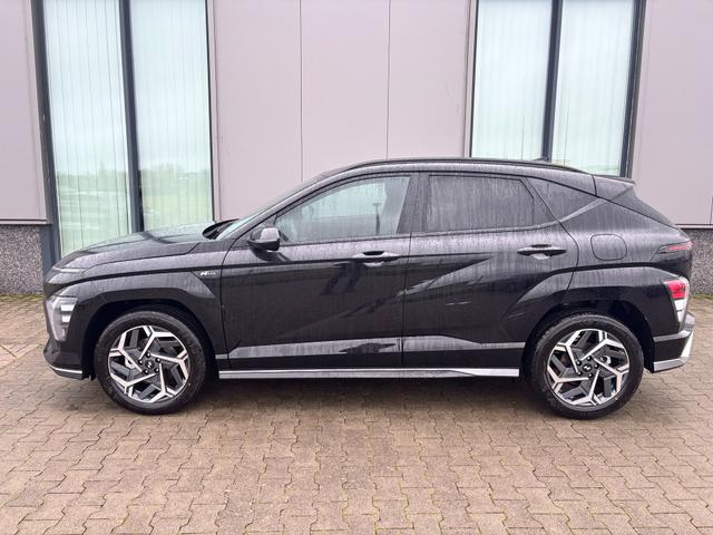 Hyundai KONA N Line 1.6 T-GDI 150PS, Schwarz-Metallic, 18" ALU, Privacy-Glas, Winter-Paket, 2-Zonen-Klimaautomatik, Dachreling, Lederlenkrad, Tempomat, NAVIGATION 12,3", Parksensoren vorrn/hinten, R&uuml;ckfahrkamera, Alarm, LED-Scheinwerfer, Smart Key, Armlehne vorn 