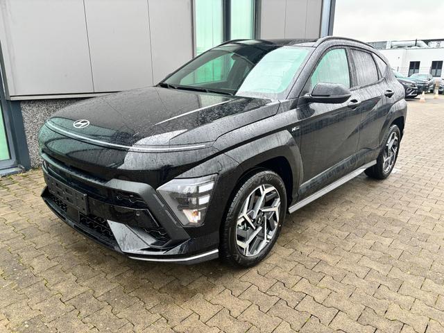 Hyundai KONA - N Line 1.6 T-GDI 150PS, Schwarz-Metallic, 18" ALU, Privacy-Glas, Winter-Paket, 2-Zonen-Klimaautomatik, Dachreling, Lederlenkrad, Tempomat, NAVIGATION 12,3", Parksensoren vorrn/hinten, R&uuml;ckfahrkamera, Alarm, LED-Scheinwerfer, Smart Key, Armlehne vorn