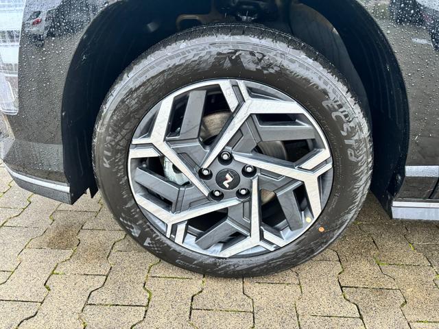 Hyundai KONA N Line 1.6 T-GDI 150PS, Schwarz-Metallic, 18" ALU, Privacy-Glas, Winter-Paket, 2-Zonen-Klimaautomatik, Dachreling, Lederlenkrad, Tempomat, NAVIGATION 12,3", Parksensoren vorrn/hinten, R&uuml;ckfahrkamera, Alarm, LED-Scheinwerfer, Smart Key, Armlehne vorn 