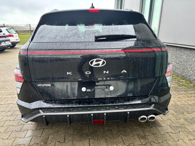 Hyundai KONA N Line 1.6 T-GDI 150PS, Schwarz-Metallic, 18" ALU, Privacy-Glas, Winter-Paket, 2-Zonen-Klimaautomatik, Dachreling, Lederlenkrad, Tempomat, NAVIGATION 12,3", Parksensoren vorrn/hinten, R&uuml;ckfahrkamera, Alarm, LED-Scheinwerfer, Smart Key, Armlehne vorn 