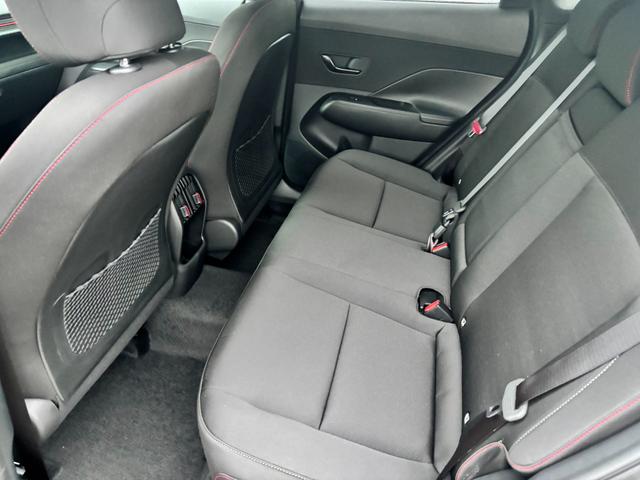 Hyundai KONA N Line 1.6 T-GDI 150PS, Schwarz-Metallic, 18" ALU, Privacy-Glas, Winter-Paket, 2-Zonen-Klimaautomatik, Dachreling, Lederlenkrad, Tempomat, NAVIGATION 12,3", Parksensoren vorrn/hinten, R&uuml;ckfahrkamera, Alarm, LED-Scheinwerfer, Smart Key, Armlehne vorn 