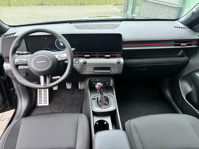 Hyundai KONA N Line 1.6 T-GDI 150PS, Schwarz-Metallic, 18" ALU, Privacy-Glas, Winter-Paket, 2-Zonen-Klimaautomatik, Dachreling, Lederlenkrad, Tempomat, NAVIGATION 12,3", Parksensoren vorrn/hinten, R&uuml;ckfahrkamera, Alarm, LED-Scheinwerfer, Smart Key, Armlehne vorn 