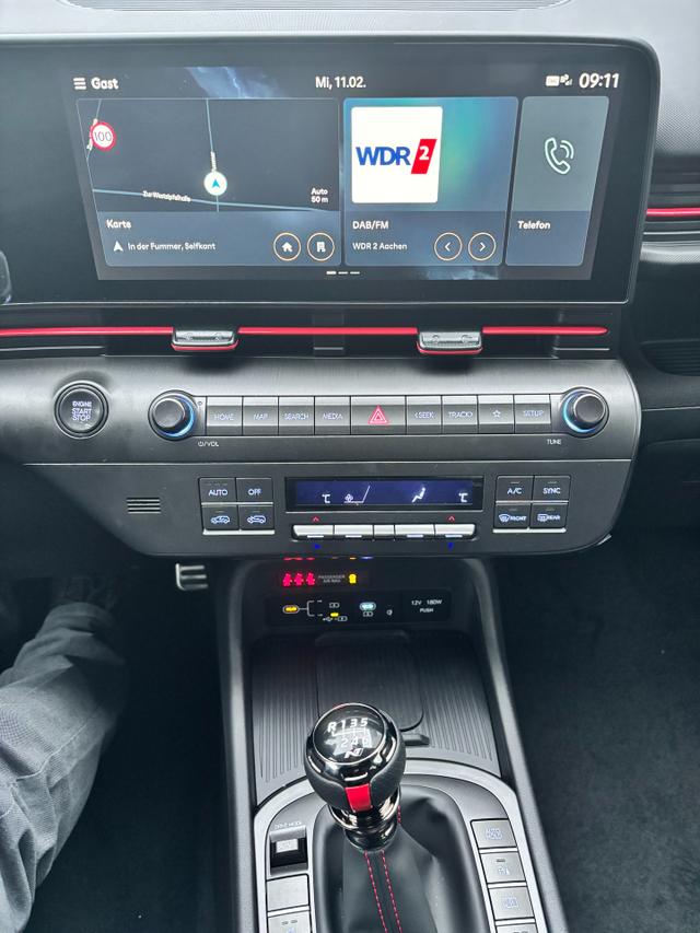 Hyundai KONA N Line 1.6 T-GDI 150PS, Schwarz-Metallic, 18" ALU, Privacy-Glas, Winter-Paket, 2-Zonen-Klimaautomatik, Dachreling, Lederlenkrad, Tempomat, NAVIGATION 12,3", Parksensoren vorrn/hinten, R&uuml;ckfahrkamera, Alarm, LED-Scheinwerfer, Smart Key, Armlehne vorn 