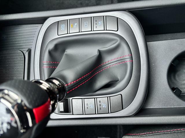 Hyundai KONA N Line 1.6 T-GDI 150PS, Schwarz-Metallic, 18" ALU, Privacy-Glas, Winter-Paket, 2-Zonen-Klimaautomatik, Dachreling, Lederlenkrad, Tempomat, NAVIGATION 12,3", Parksensoren vorrn/hinten, R&uuml;ckfahrkamera, Alarm, LED-Scheinwerfer, Smart Key, Armlehne vorn 