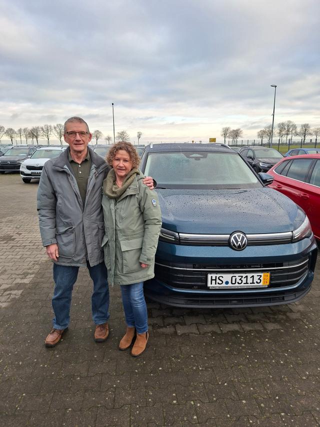 Fahrzeugübergabe eines Volkswagen Tiguan Life 1.5 Plug-in Hybrid DSG 6-Gang 150 kW/ 204 PS Automatik an  Herrn und Frau Wüstewald
