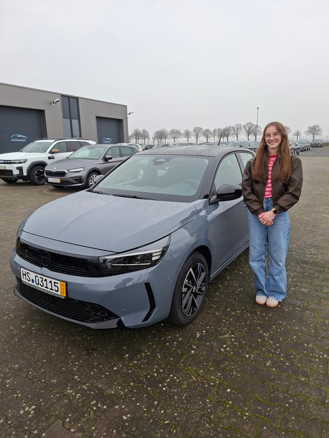 Fahrzeugübergabe eines Opel Corsa GS 1.2, 74KW / 101PS mit Schaltgetriebe und Frontantrieb an Frau Baulig