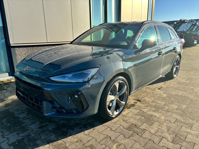 Cupra Leon Sportstourer - Basis 1.5 TSI 150PS 6-Gang, 5 Jahre Garantie, AHK SCHWENKBAR, EDGE-PAKET, WINTER-PAKET, Elektr. Heckklappe, Dachreling, 18" Alu, Voll-LED-Scheinwerfer, 3Z-Climatronic, ACC/Tempomat, Digitales Cockpit, Full Link, Parksensoren v/h, Privacy-Glas, M-Lederlenkrad