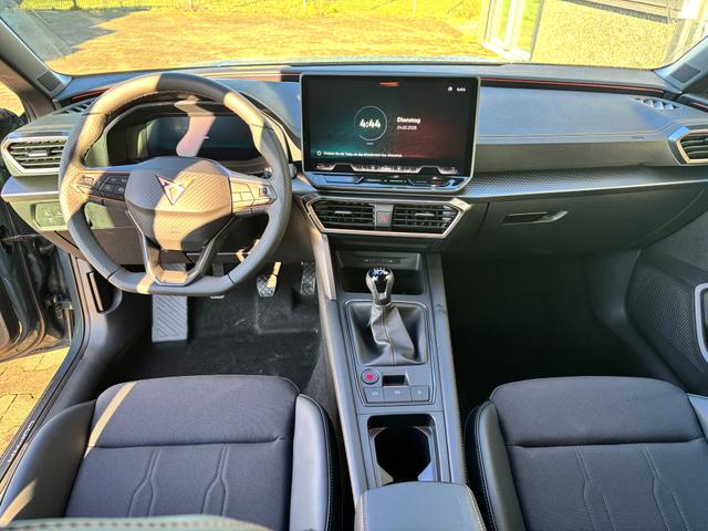 Cupra Leon Sportstourer Basis 1.5 TSI 150PS 6-Gang, 5 Jahre Garantie, SCHWARZ-METALLIC, AHK SCHWENKBAR, EDGE-PAKET, WINTER-PAKET, Elektr. Heckklappe, Dachreling, 18" Alu, Voll-LED-Scheinwerfer, 3Z-Climatronic, ACC/Tempomat, Digitales Cockpit, Full Link, Parksensoren v/h, Privacy-Glas 