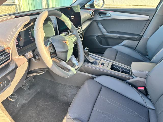 Cupra Leon Sportstourer Basis 1.5 TSI 150PS 6-Gang, 5 Jahre Garantie, SCHWARZ-METALLIC, AHK SCHWENKBAR, EDGE-PAKET, WINTER-PAKET, Elektr. Heckklappe, Dachreling, 18" Alu, Voll-LED-Scheinwerfer, 3Z-Climatronic, ACC/Tempomat, Digitales Cockpit, Full Link, Parksensoren v/h, Privacy-Glas 