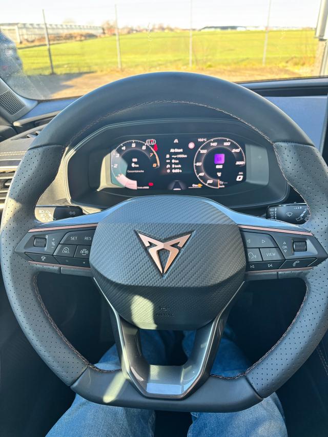 Cupra Leon Sportstourer Basis 1.5 TSI 150PS 6-Gang, 5 Jahre Garantie, SCHWARZ-METALLIC, AHK SCHWENKBAR, EDGE-PAKET, WINTER-PAKET, Elektr. Heckklappe, Dachreling, 18" Alu, Voll-LED-Scheinwerfer, 3Z-Climatronic, ACC/Tempomat, Digitales Cockpit, Full Link, Parksensoren v/h, Privacy-Glas 