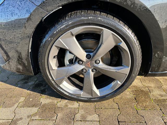 Cupra Leon Sportstourer Basis 1.5 TSI 150PS 6-Gang, 5 Jahre Garantie, SCHWARZ-METALLIC, AHK SCHWENKBAR, EDGE-PAKET, WINTER-PAKET, Elektr. Heckklappe, Dachreling, 18" Alu, Voll-LED-Scheinwerfer, 3Z-Climatronic, ACC/Tempomat, Digitales Cockpit, Full Link, Parksensoren v/h, Privacy-Glas 