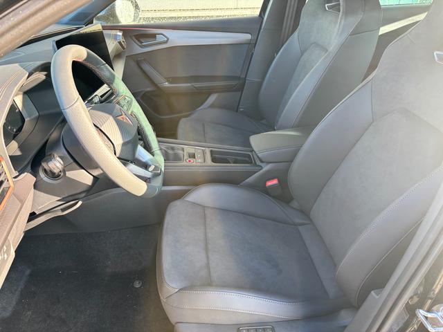 Cupra Leon Sportstourer Basis 1.5 TSI 150PS 6-Gang, 5J Garantie, SCHWARZ-METALLIC, MATRIX-LED, AHK SCHWENKBAR, EDGE-PAKET, DYNAMIC-DESIGN, Elektr. Heckklappe, Dachreling, 18" Alu, Voll-LED-Scheinwerfer, 3Z-Climatronic, ACC/Tempomat, Full Link, Parksensoren v/h, Privacy-Glas 