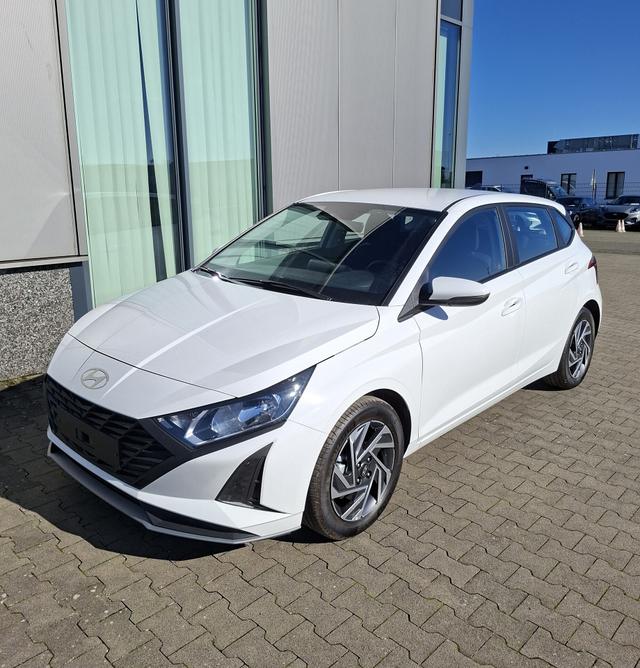 Hyundai i20 - Comfort 1.2i 79PS, 5 Jahre Garantie, Atlas-White, 16" Alufelgen, Winter-Paket, Navigation 10,25", Parksensoren hinten, R&uuml;ckfahrkamera, Tempomat, Klimaanlage, ZV mit Fernbedienung, Alarmanlage, Platzsparendes Reserverad, Armlehne vorne