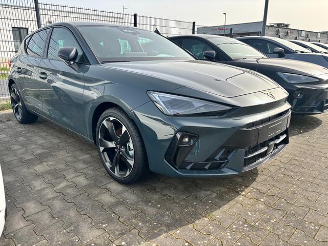 Cupra Leon Basis 1.5 TSI 150PS 6-Gang, 5 Jahre Garantie, EDGE-PAKET, WINTER-PAKET, 18" Alufelgen, Voll-LED-Scheinwerfer, 3Z-Climatronic, ACC/Tempomat, Digitales Cockpit, Full Link, Parksensoren v/h, Privacy-Glas, Multifunktions-Lederlenkrad, LED-Nebelscheinwerfer 