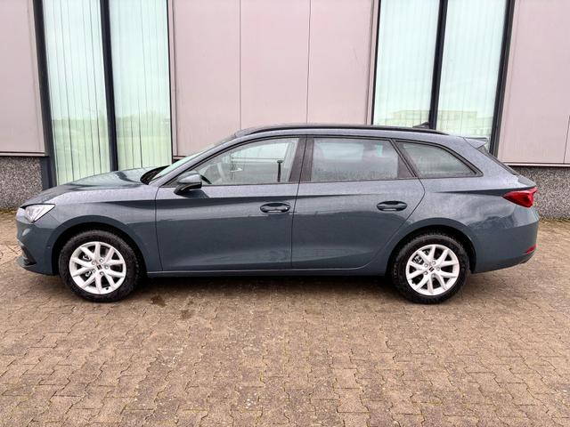 Seat Leon Sportstourer - Style 1.5 TSI 115PS, Fjord-Blau, 5 Jahre Garantie, 16" ALU, MATRIX-LED, Privacy-Glas, Winter-Paket, 3-Zonen-Climatronic, ParkAssist, Parksensoren v/h, R&uuml;ckfahrkamera, Radio 10,4" + Full-Link, Tempomat, M-Lederlenkrad, variabler Ladeboden