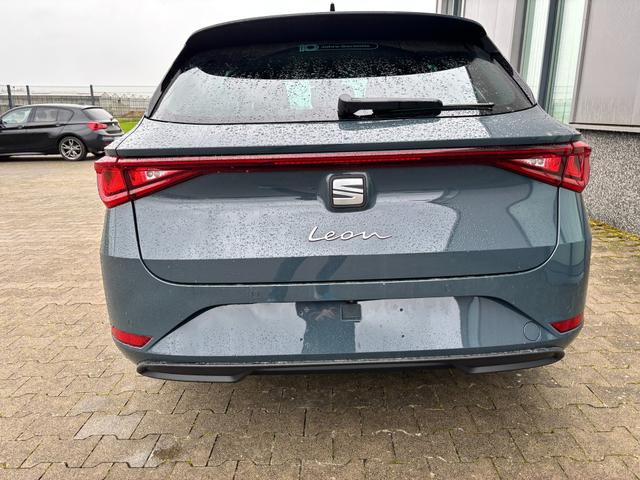 Seat Leon Sportstourer Style 1.5 TSI 115PS, Fjord-Blau, 5 Jahre Garantie, 16" ALU, MATRIX-LED, Privacy-Glas, Winter-Paket, 3-Zonen-Climatronic, ParkAssist, Parksensoren v/h, R&uuml;ckfahrkamera, Radio 10,4" + Full-Link, Tempomat, M-Lederlenkrad, variabler Ladeboden 