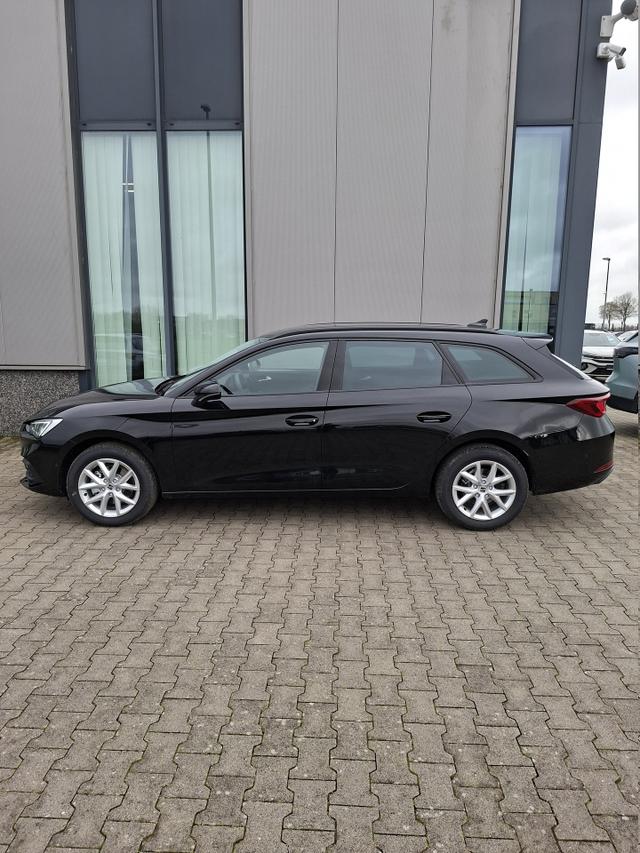Seat Leon Sportstourer - Style 1.5 TSI 115PS, SCHWARZ-METALLIC, 5 Jahre Garantie, 16" ALU, MATRIX-LED, Privacy-Glas, Winter-Paket, 3-Zonen-Climatronic, ParkAssist, Parksensoren v/h, R&uuml;ckfahrkamera, Radio 10,4" + Full-Link, Tempomat, M-Lederlenkrad, variabler Ladeboden