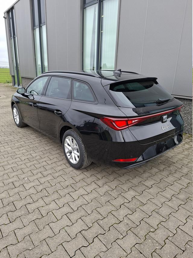 Seat Leon Sportstourer Style 1.5 TSI 115PS, SCHWARZ-METALLIC, 5 Jahre Garantie, 16" ALU, MATRIX-LED, Privacy-Glas, Winter-Paket, 3-Zonen-Climatronic, ParkAssist, Parksensoren v/h, R&uuml;ckfahrkamera, Radio 10,4" + Full-Link, Tempomat, M-Lederlenkrad, variabler Ladeboden 