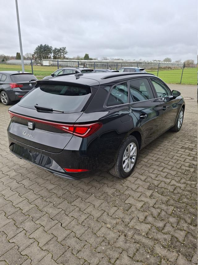 Seat Leon Sportstourer - Style 1.5 TSI 115PS, SCHWARZ-METALLIC, 5 Jahre Garantie, 16" ALU, MATRIX-LED, Privacy-Glas, Winter-Paket, 3-Zonen-Climatronic, ParkAssist, Parksensoren v/h, R&uuml;ckfahrkamera, Radio 10,4" + Full-Link, Tempomat, M-Lederlenkrad, variabler Ladeboden