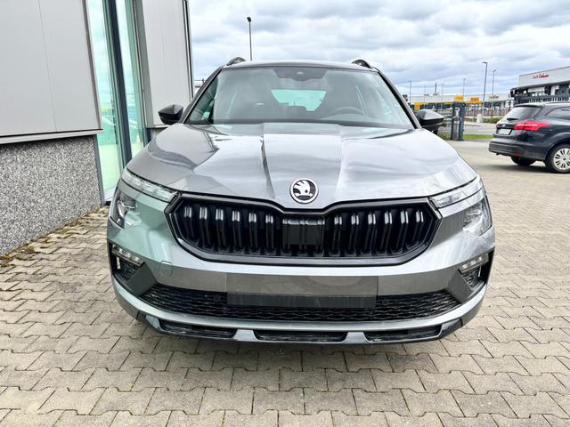 Skoda Kamiq Monte Carlo 1.0 TSI 115PS DSG, GRAU-MET/Dach schwarz, 18" ALU, AHK-VORBEREITUNG, Panoramadach, Matrix-LED, Parksensoren v/h, Kamera, Tempomat, Virtual Cockpit (8"!!), Kessy, Winter-Paket, Climatronic, Radio 8", SmartLink, NSW, Sport-M-Lederlenkrad beheizt, Dachreling 