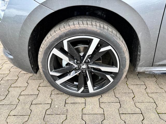 Skoda Kamiq Monte Carlo 1.0 TSI 115PS DSG, GRAU-MET/Dach schwarz, 18" ALU, AHK-VORBEREITUNG, Panoramadach, Matrix-LED, Parksensoren v/h, Kamera, Tempomat, Virtual Cockpit (8"!!), Kessy, Winter-Paket, Climatronic, Radio 8", SmartLink, NSW, Sport-M-Lederlenkrad beheizt, Dachreling 