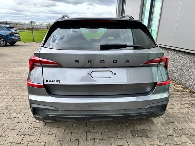 Skoda Kamiq Monte Carlo 1.0 TSI 115PS DSG, GRAU-MET/Dach schwarz, 18" ALU, AHK-VORBEREITUNG, Panoramadach, Matrix-LED, Parksensoren v/h, Kamera, Tempomat, Virtual Cockpit (8"!!), Kessy, Winter-Paket, Climatronic, Radio 8", SmartLink, NSW, Sport-M-Lederlenkrad beheizt, Dachreling 