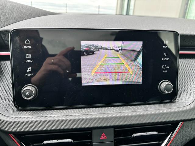 Skoda Kamiq Monte Carlo 1.0 TSI 115PS DSG, GRAU-MET/Dach schwarz, 18" ALU, AHK-VORBEREITUNG, Panoramadach, Matrix-LED, Parksensoren v/h, Kamera, Tempomat, Virtual Cockpit (8"!!), Kessy, Winter-Paket, Climatronic, Radio 8", SmartLink, NSW, Sport-M-Lederlenkrad beheizt, Dachreling 