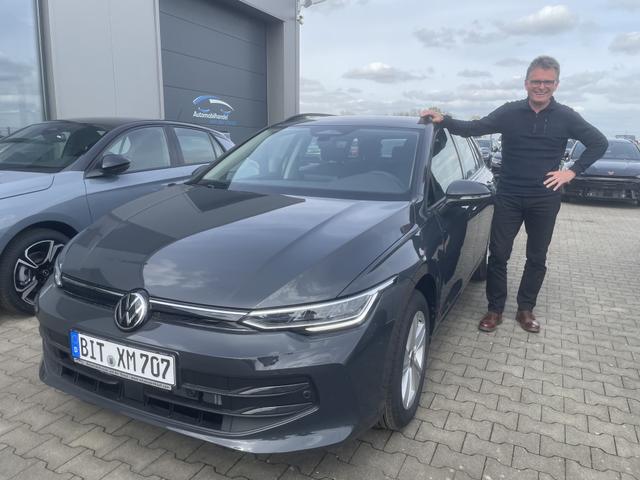 Fahrzeugübergabe eines Volkswagen Golf Variant 