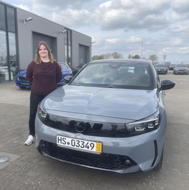 Fahrzeugübergabe eines Opel Corsa GS, 1.2 , 81 kW /110 PS, Automatik an Frau Pierags