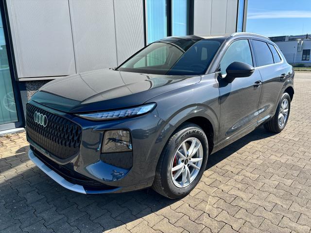 Audi Q3 - Basis 2.0 TFSI quattro (Allrad) 204PS S-Tronic (Automatik), TECHPAKET PRO, Grau-Metallic, DIGITALE MATRIX-LED, Sportsitze, Elektr. Heckklappe, MMI Navigation plus, Sitzheizung, Klimaautomatik, ParkAssist Parksensoren, Privacy-Glas