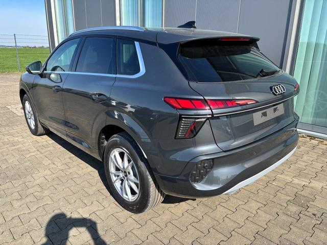 Audi Q3 Basis 2.0 TFSI quattro (Allrad) 204PS S-Tronic (Automatik), TECHPAKET PRO, Grau-Metallic, DIGITALE MATRIX-LED, Sportsitze, Elektr. Heckklappe, MMI Navigation plus, Sitzheizung, Klimaautomatik, ParkAssist Parksensoren, Privacy-Glas 
