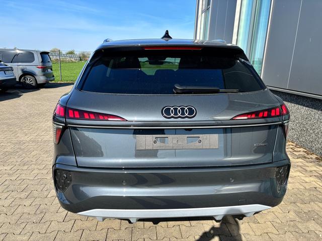 Audi Q3 Basis 2.0 TFSI quattro (Allrad) 204PS S-Tronic (Automatik), TECHPAKET PRO, Grau-Metallic, DIGITALE MATRIX-LED, Sportsitze, Elektr. Heckklappe, MMI Navigation plus, Sitzheizung, Klimaautomatik, ParkAssist Parksensoren, Privacy-Glas 