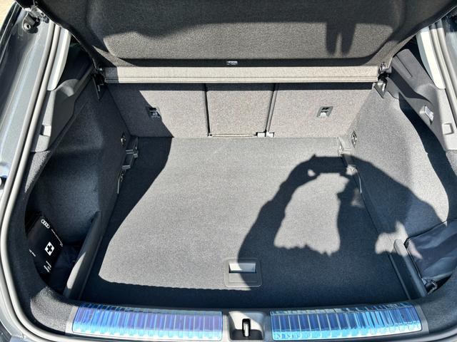 Audi Q3 Basis 2.0 TFSI quattro (Allrad) 204PS S-Tronic (Automatik), TECHPAKET PRO, Grau-Metallic, DIGITALE MATRIX-LED, Sportsitze, Elektr. Heckklappe, MMI Navigation plus, Sitzheizung, Klimaautomatik, ParkAssist Parksensoren, Privacy-Glas 