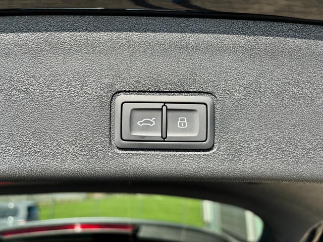 Audi Q3 Basis 2.0 TFSI quattro (Allrad) 204PS S-Tronic (Automatik), TECHPAKET PRO, Grau-Metallic, DIGITALE MATRIX-LED, Sportsitze, Elektr. Heckklappe, MMI Navigation plus, Sitzheizung, Klimaautomatik, ParkAssist Parksensoren, Privacy-Glas 