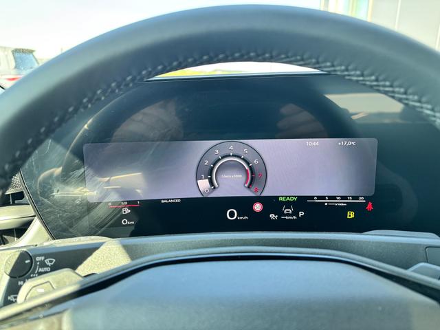 Audi Q3 Basis 2.0 TFSI quattro (Allrad) 204PS S-Tronic (Automatik), TECHPAKET PRO, Grau-Metallic, DIGITALE MATRIX-LED, Sportsitze, Elektr. Heckklappe, MMI Navigation plus, Sitzheizung, Klimaautomatik, ParkAssist Parksensoren, Privacy-Glas 