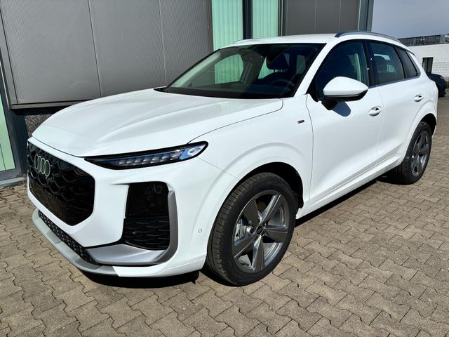 Audi Q3 - Basis 2.0 TFSI quattro (Allrad) 204PS S-Tronic (Automatik), 17" Alufelgen, Elektr. Heckklappe, MMI Navigation plus, Sitzheizung, 3-Zonen-Klimaautomatik, Parksensoren vorn/hinten, M-Lederlenkrad, Tempomat, Dachreling, Virtual Cockpit