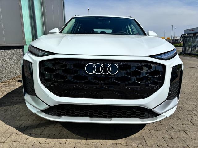 Audi Q3 Basis 2.0 TFSI quattro (Allrad) 204PS S-Tronic (Automatik), 17" Alufelgen, Elektr. Heckklappe, MMI Navigation plus, Sitzheizung, 3-Zonen-Klimaautomatik, Parksensoren vorn/hinten, M-Lederlenkrad, Tempomat, Dachreling, Virtual Cockpit 