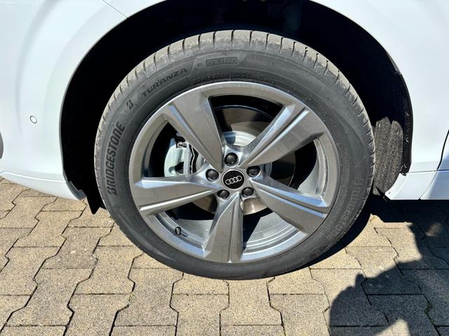 Audi Q3 Basis 2.0 TFSI quattro (Allrad) 204PS S-Tronic (Automatik), 17" Alufelgen, Elektr. Heckklappe, MMI Navigation plus, Sitzheizung, 3-Zonen-Klimaautomatik, Parksensoren vorn/hinten, M-Lederlenkrad, Tempomat, Dachreling, Virtual Cockpit 