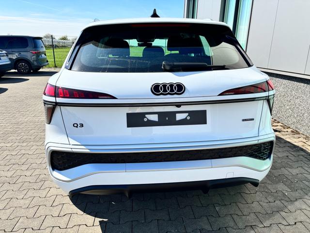 Audi Q3 Basis 2.0 TFSI quattro (Allrad) 204PS S-Tronic (Automatik), 17" Alufelgen, Elektr. Heckklappe, MMI Navigation plus, Sitzheizung, 3-Zonen-Klimaautomatik, Parksensoren vorn/hinten, M-Lederlenkrad, Tempomat, Dachreling, Virtual Cockpit 