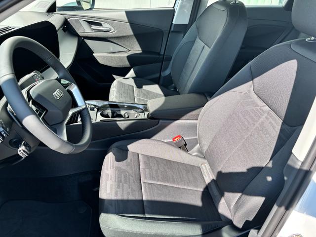 Audi Q3 Sportback Basis 2.0 TFSI quattro (Allrad) 204PS S-Tronic (Automatik), 17" Alufelgen, Elektr. Heckklappe, MMI Navigation plus, Sitzheizung, 3-Zonen-Klimaautomatik, Parksensoren vorn/hinten, M-Lederlenkrad, Tempomat, Virtual Cockpit 