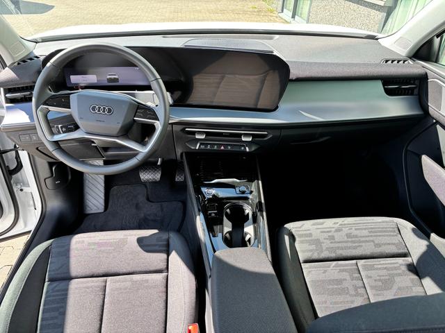 Audi Q3 Sportback Basis 2.0 TFSI quattro (Allrad) 204PS S-Tronic (Automatik), 17" Alufelgen, Elektr. Heckklappe, MMI Navigation plus, Sitzheizung, 3-Zonen-Klimaautomatik, Parksensoren vorn/hinten, M-Lederlenkrad, Tempomat, Virtual Cockpit 